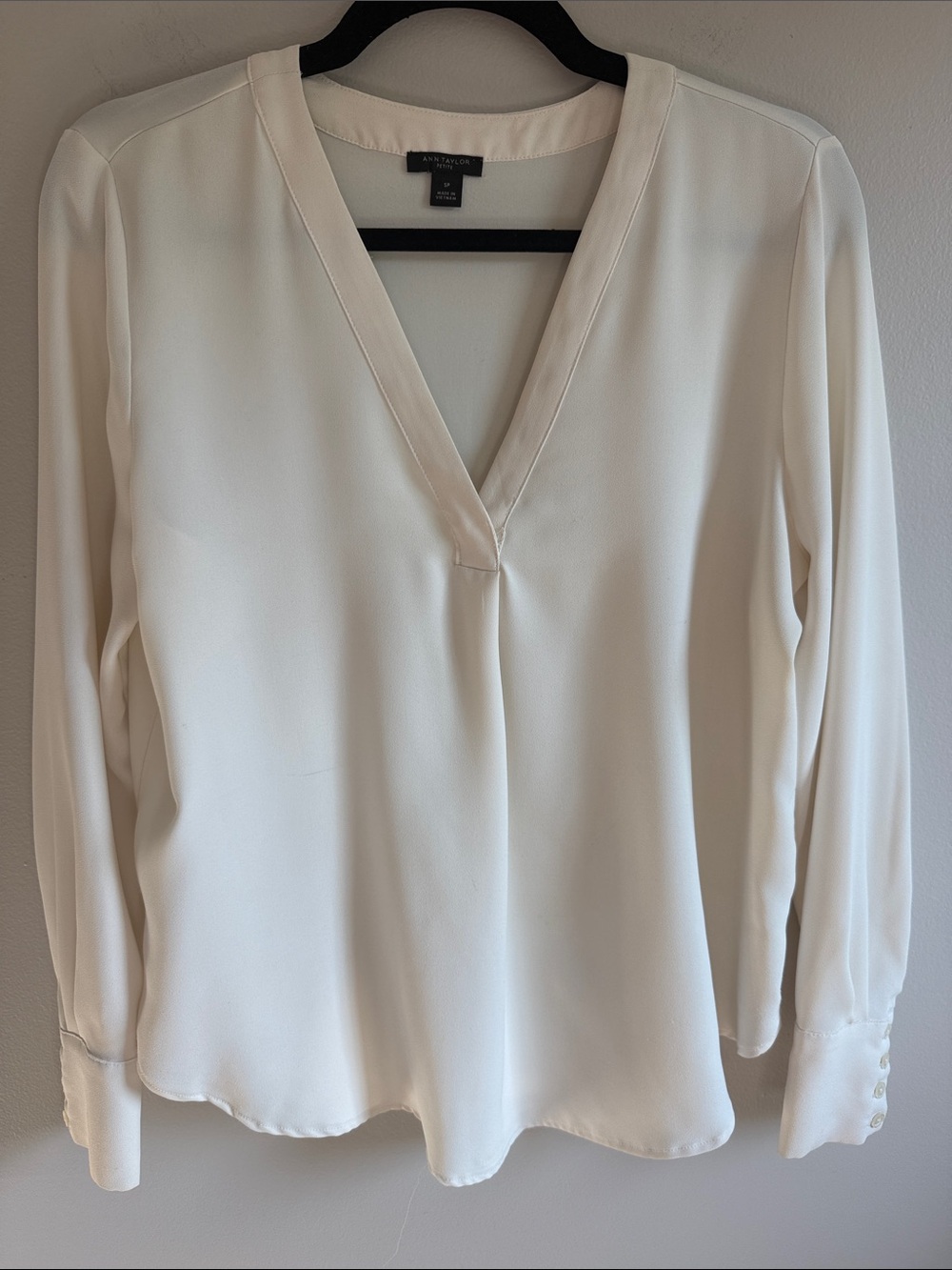 Ann Taylor Ivory V-Neck Long Sleeve Blouse, size Small Petite